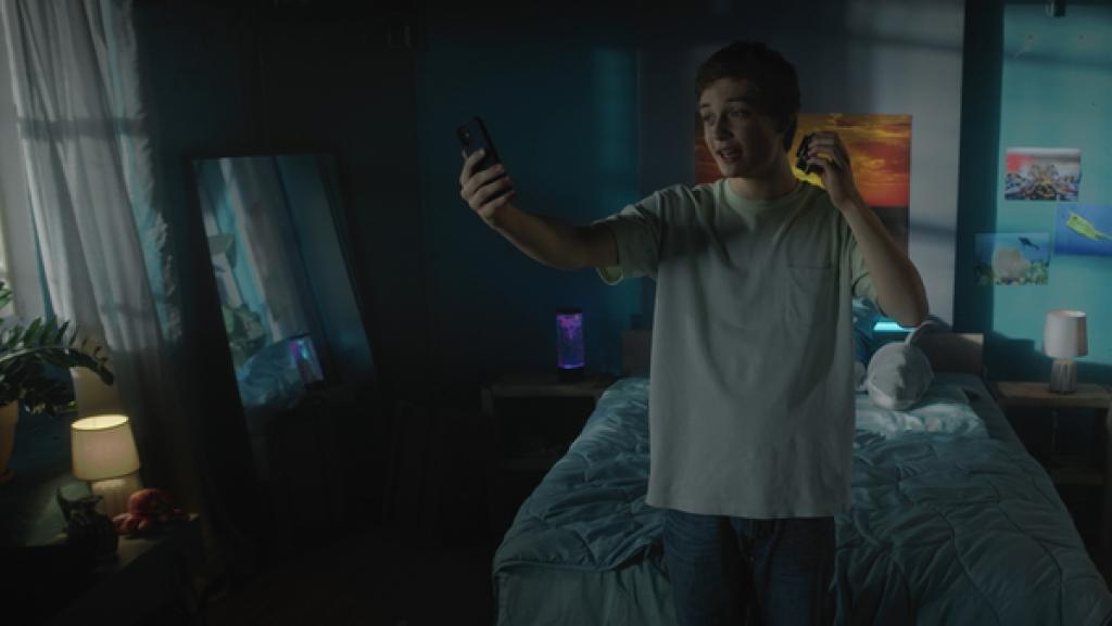 Rechte: KiKA/2021 eitelsonnenschein Aaron (Philip Müller) erstellt seinen ersten Urlaubspost.