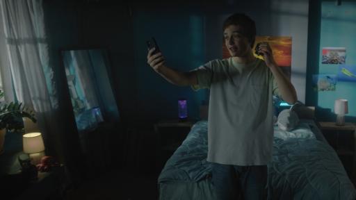 Rechte: KiKA/2021 eitelsonnenschein Aaron (Philip Müller) erstellt seinen ersten Urlaubspost.