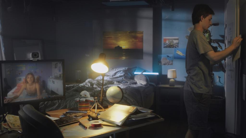 Rechte: KiKA/2021 eitelsonnenschein Aaron (Philip Müller) erfährt von seiner Mutter, dass der Urlaub abgesagt wurde.