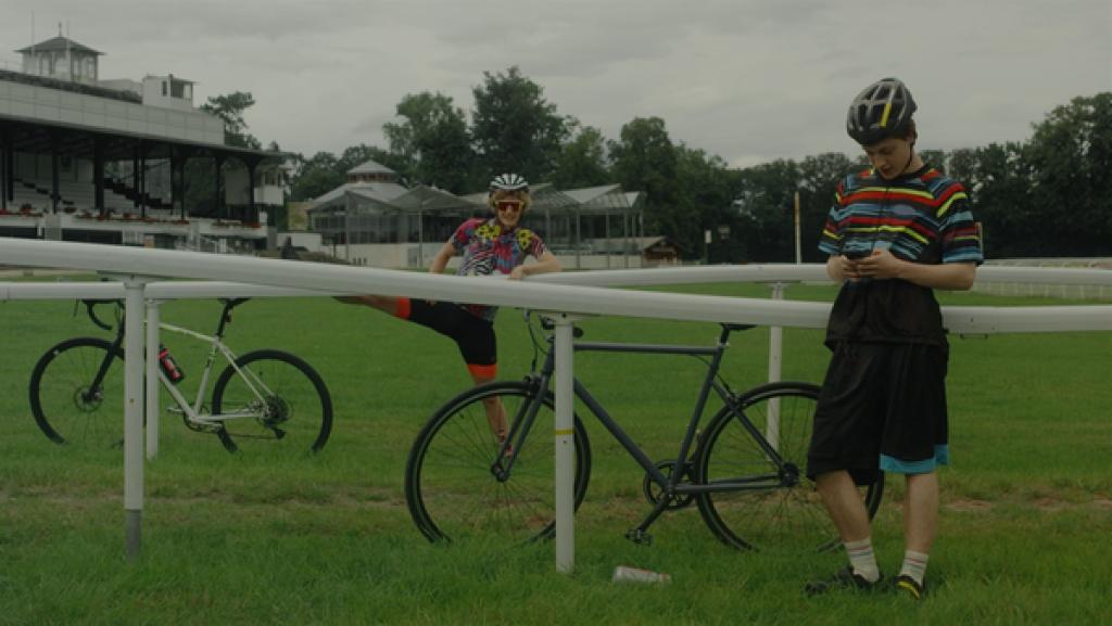 Rechte: KiKA/2021 eitelsonnenschein Aaron interessiert sich nicht sonderlich für die anstehende Radtour. (v.l.n.r.: Karen Dahmen, Philip Müller)
