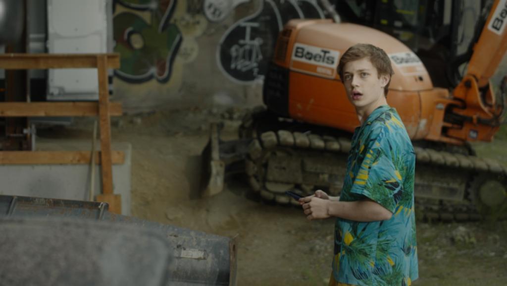 Rechte: KiKA/2021 eitelsonnenschein Aaron (Philip Müller) sucht sich einen Sandhaufen um ein Strand- & Sandfoto zu faken.