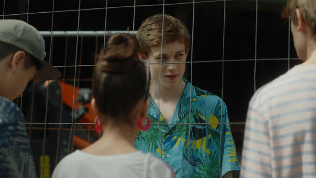 Rechte: KiKA/2021 eitelsonnenschein Aaron (Philip Müller) wird von seinen Freunden erwischt.