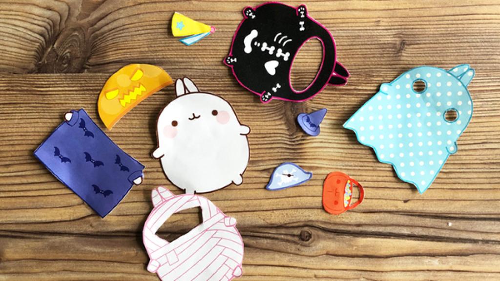 Ausgeschnittene Figuren auf einem Holztisch