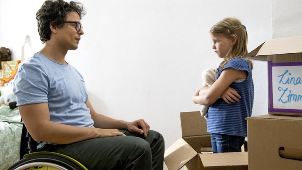 Rechte: KiKA/Erik Drews Lina ist neu in der Stadt und findet alles doof.