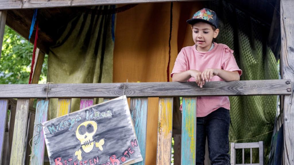 Rechte: KiKA/Erik Drews Miray in ihrem Stelzenhaus.