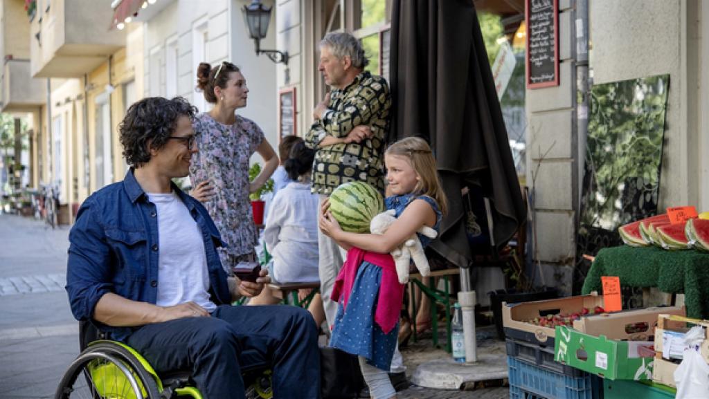 Rechte: KiKA/Erik Drews Lina traut sich alleine einzukaufen.