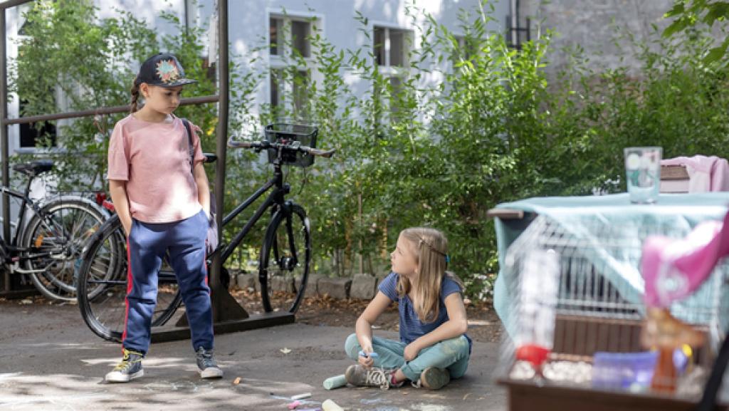 Rechte: KiKA/Erik Drews Miray und Lina machen gemeinsam ab: Wenn Miray Amadeus anfassen darf, dann darf Lina in Mirays Stelzenhaus. Aber wird Miray sich daran halten?