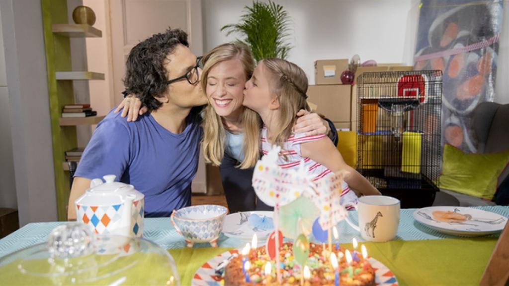 Rechte: KiKA/Erik Drews Linas Mama Susanne hat Geburtstag. Georg und Lina überraschen sie.