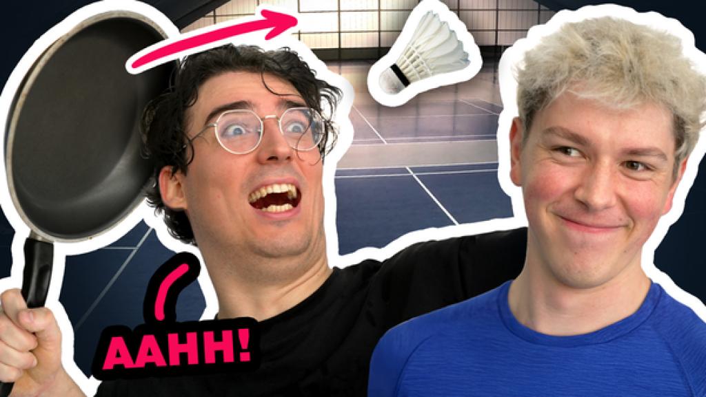 Mango aka Lukas schaut erschrocken mit einer erhobenen Bratpfanne auf einem Badmintonplatz auf einen Federball. Chris schaut verschmitzt.