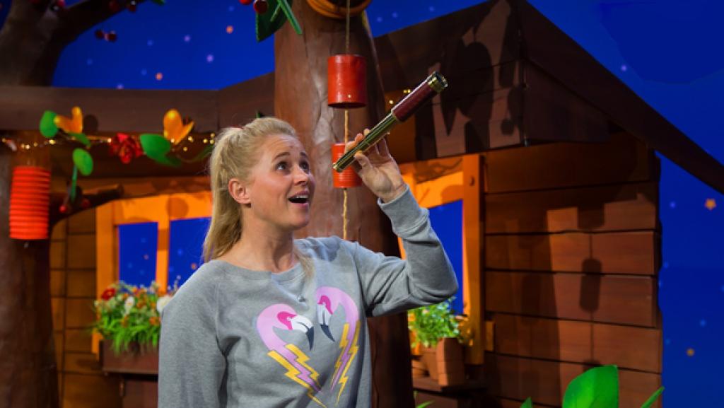 Singa beobachtet das Weltall.