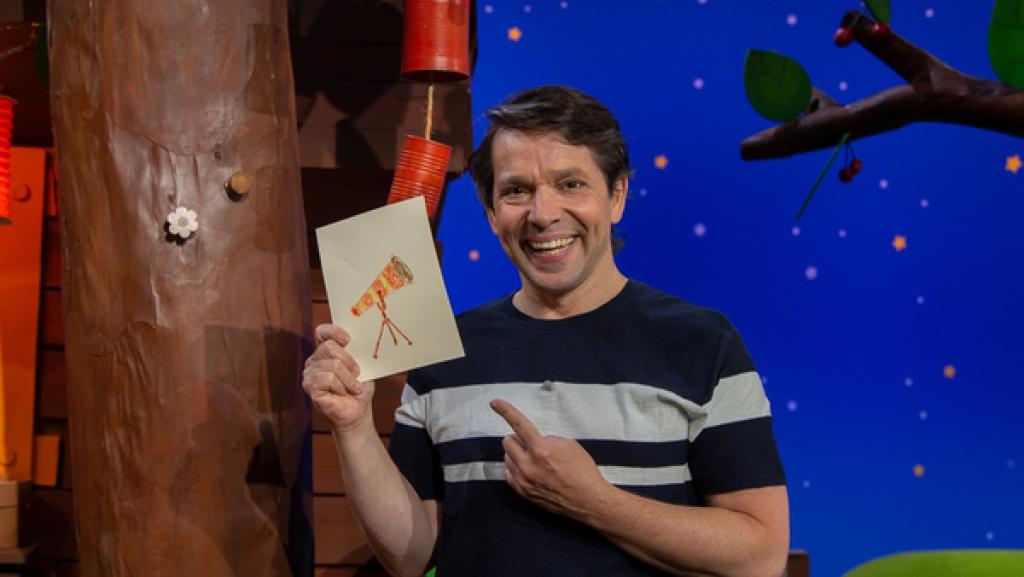 Juri bereitet eine Schnitzeljagd vor.