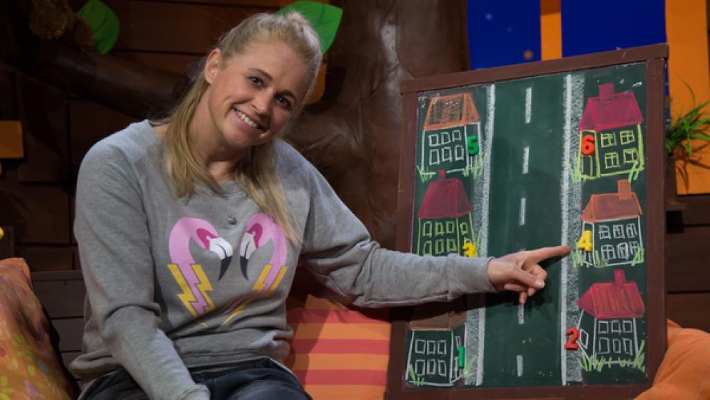 Singa erklärt das Prinzip der Hausnummern.