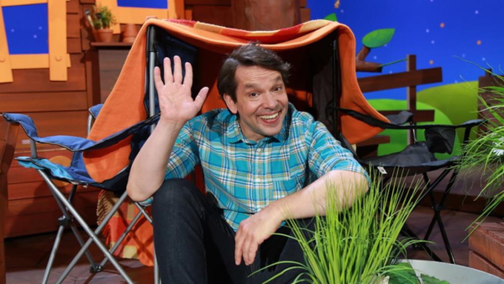 Juri sitzt in seiner Bude.