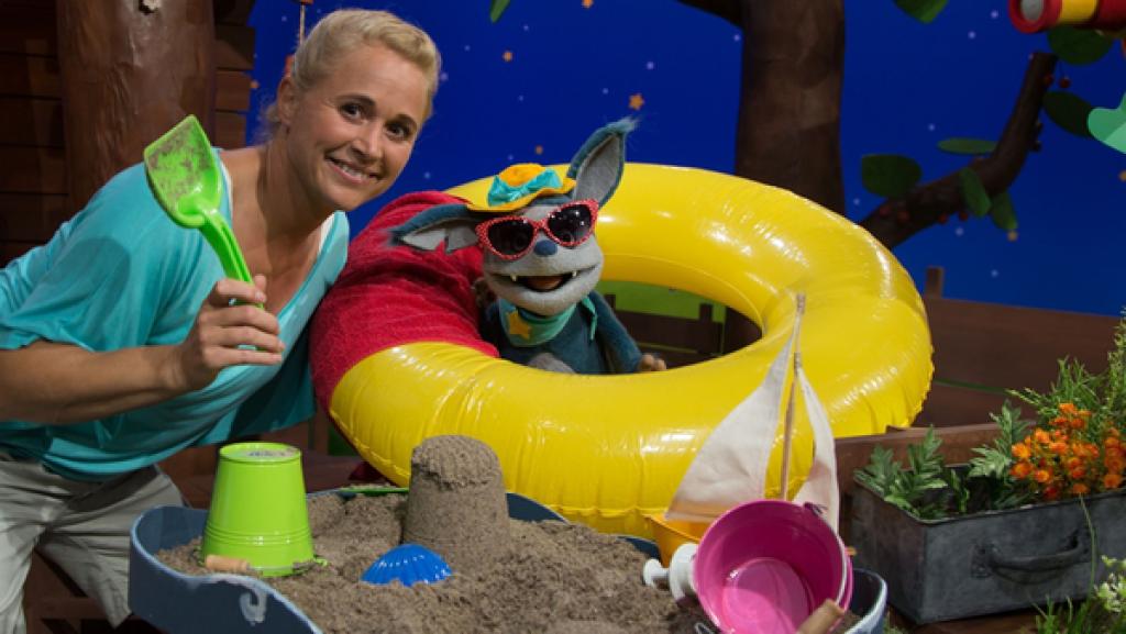 Singa und Fidi spielen Strand.