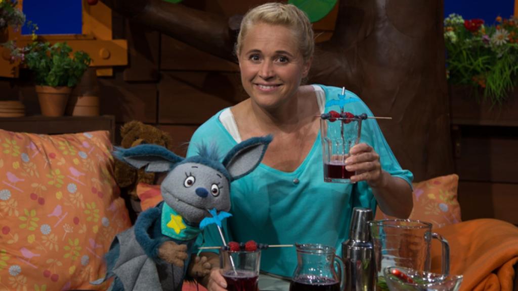 Singa und Fidi trinken einen Fidi-Spezial-Sommerdrink.