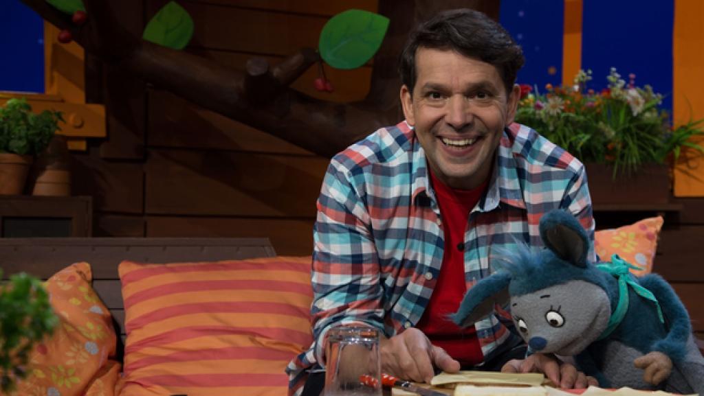 Juri und Fidi schmieren sich ein Käsebrot.