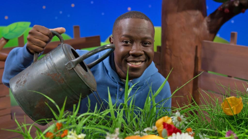 Matondo gießt Blumen.