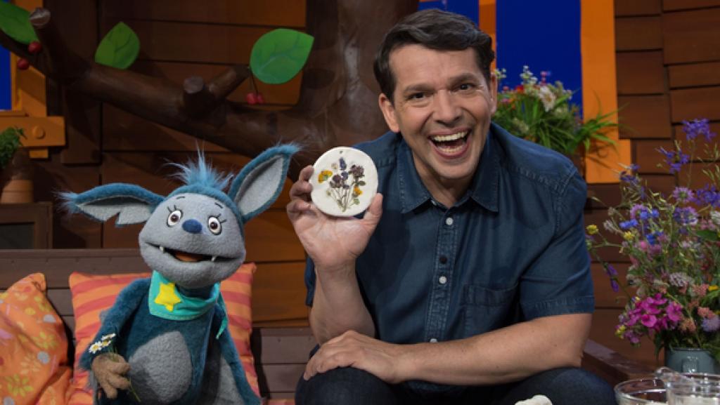 Juri und Fidi haben einen Blumenanhäger gebastelt.