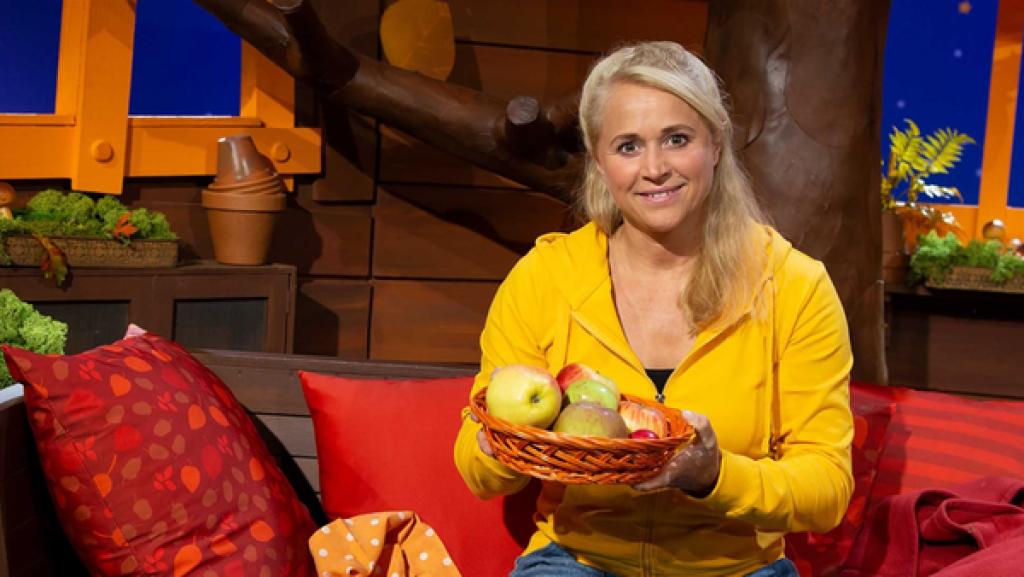 Singa und ein Korb voller Äpfel