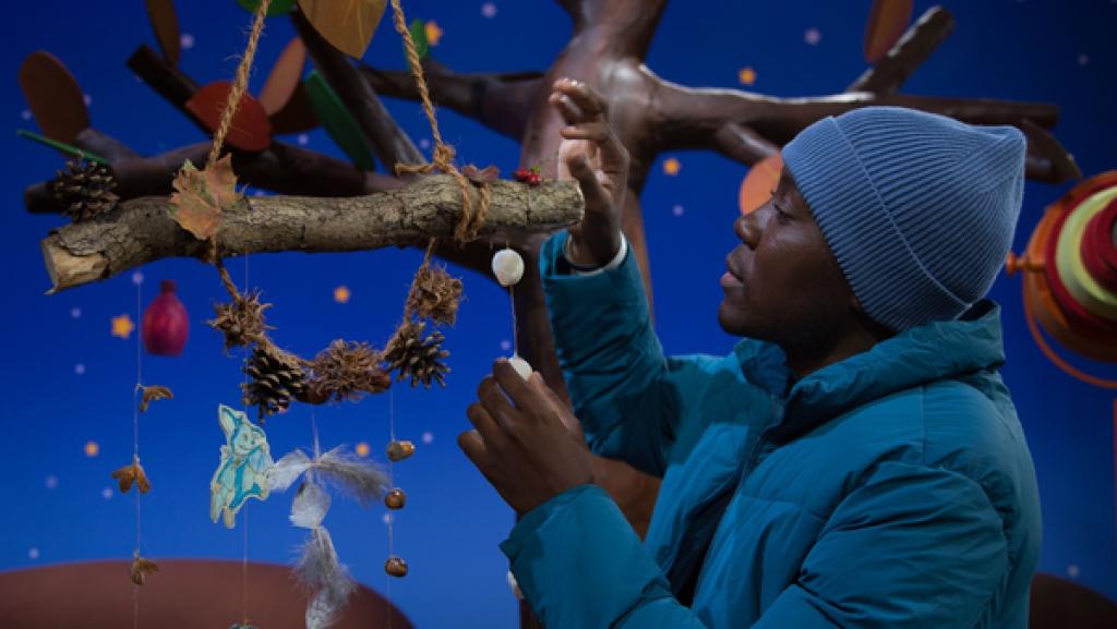 Herrlich, welch schöne Schätze man im Herbst im Wald finden kann. Matondo verwendet sie zum Basteln.