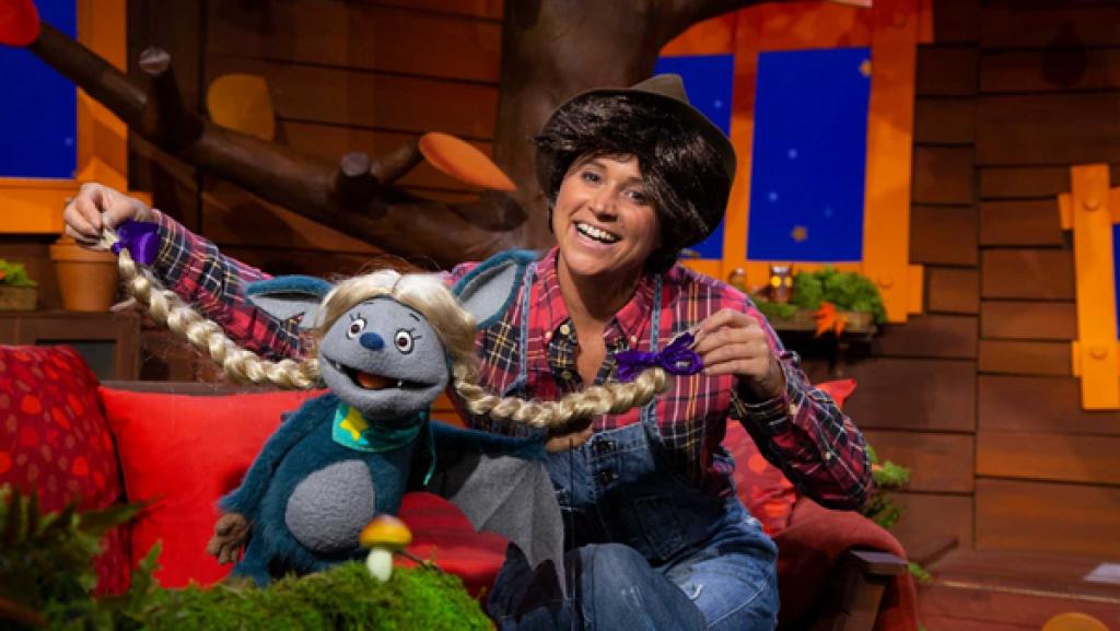 Singa und Fidi wollen das Märchen von Hänsel und Gretel nachspielen. Deshalb verkleiden sie sich als Singel und Fidel. Sie singen: "Singel und Fidel, verliefen sich im Wald..."