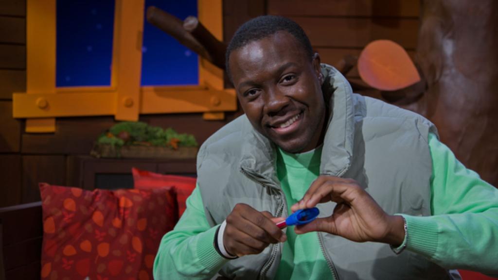 Einen Herbstbaum mit den vielen Blättern zu zeichnen, die vom Baum herunter fallen, ist gar nicht so leicht. Matondo hat eine coole Idee, wie man das ganz einfach basteln kann.