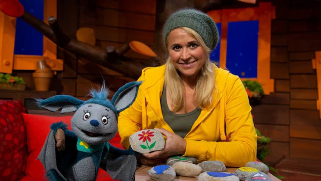 Singa hat ein Spiel aus Steinen gebastelt, die sie angemalt hat. Damit kann man gut sein Gedächtnis trainieren. Das will Fidi gleich ausprobieren.