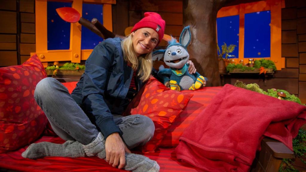 Damit Fidi von nun an auch immer warme Füße hat, hat Singa ihr Fidis selbstgestrickte Socken aus dem Winterschrank geholt.