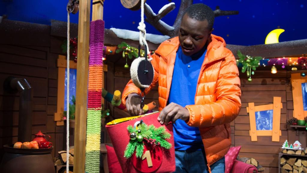 Das erste Türchen am Adventskalender darf geöffnet werden.