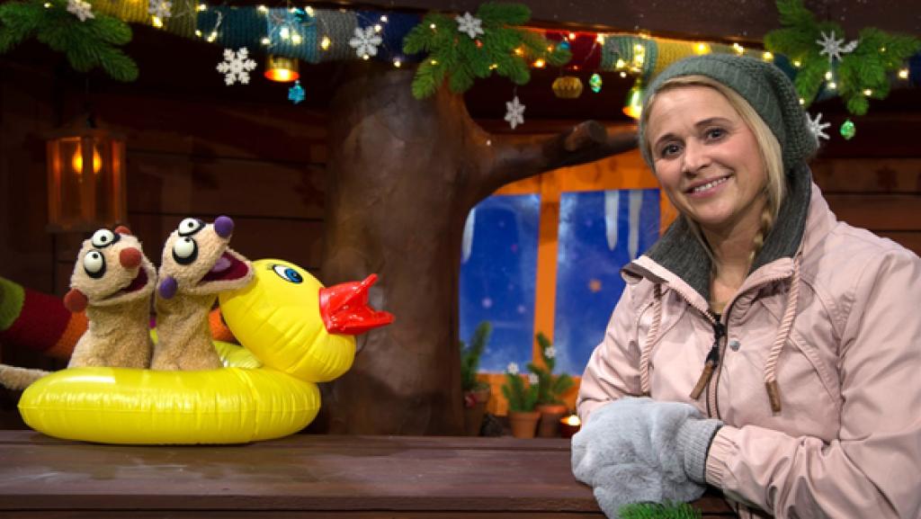 Die Erdmännchen Jan und Henry haben einen Schwimmreifen gefunden und wollen damit ins Freibad. Allerdings ist es im Winter draußen kalt - da müssen sie sich etwas anderes überlegen.