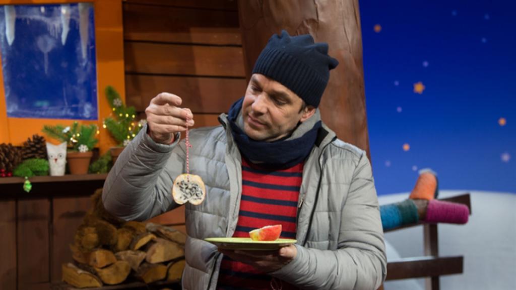 Juri stellt aus alten Äpfeln und Vogelfutter ein Festmahl für die Vögel im Park her.