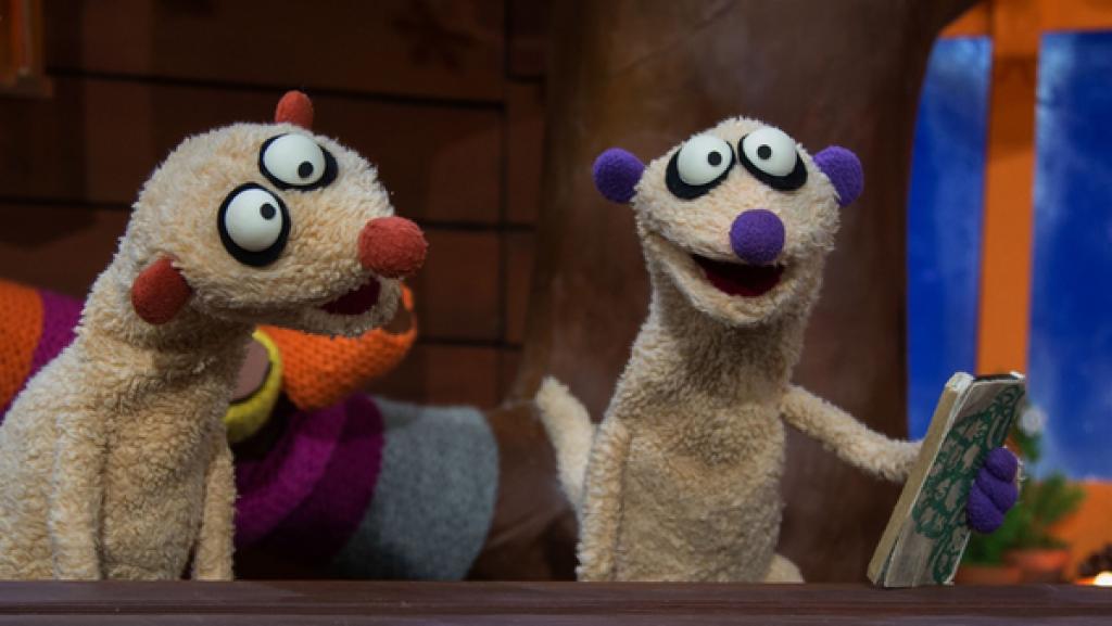 Die Erdmännchen Jan und Henry wollen den Bären anrufen, um ihm ein frohes neues Jahr zu wünschen.