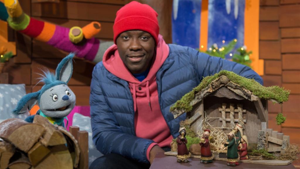 Matondo erklärt Fidi, was es mit dem Dreikönigstag auf sich hat.