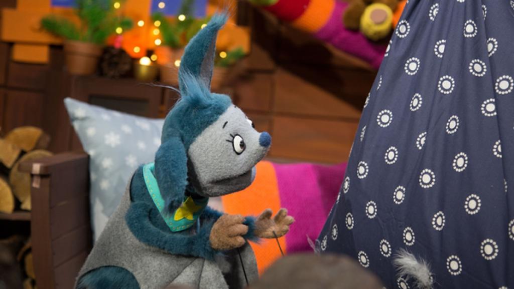 Matondo und Fidi spielen das Märchen von Frau Holle nach. Matondo ist Herr Holle und Fidi ist die Glücksfidi.