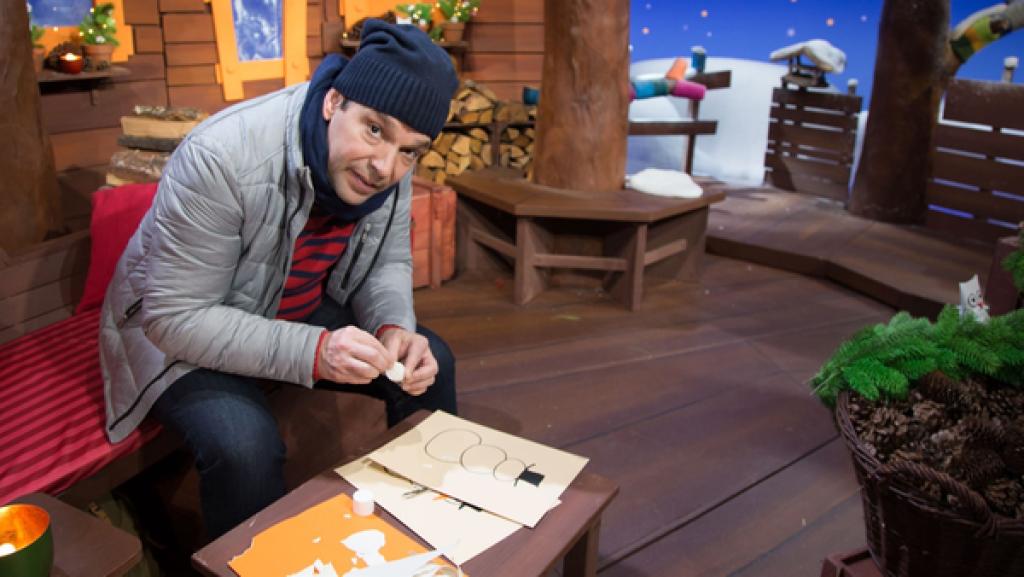 Juri hat Lust, einen Schneemann zu bauen. Leider fehlt es an Schnee, doch er hat eine Idee, wie er sich trotzdem einen Schneemann basteln kann.