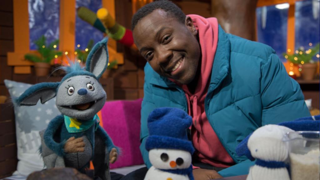 Matondo und Fidi benutzen Matondos einzelne Socken und basteln daraus Sockenschneemänner.