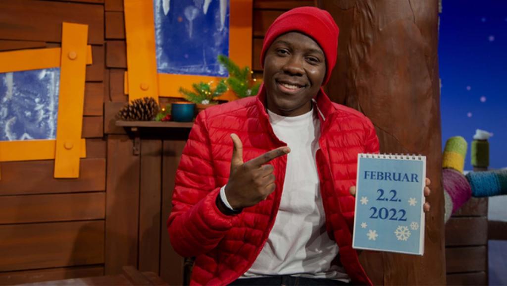 Matondo hat sich einen Rap ausgedacht zu Dingen, die wir doppelt besitzen.