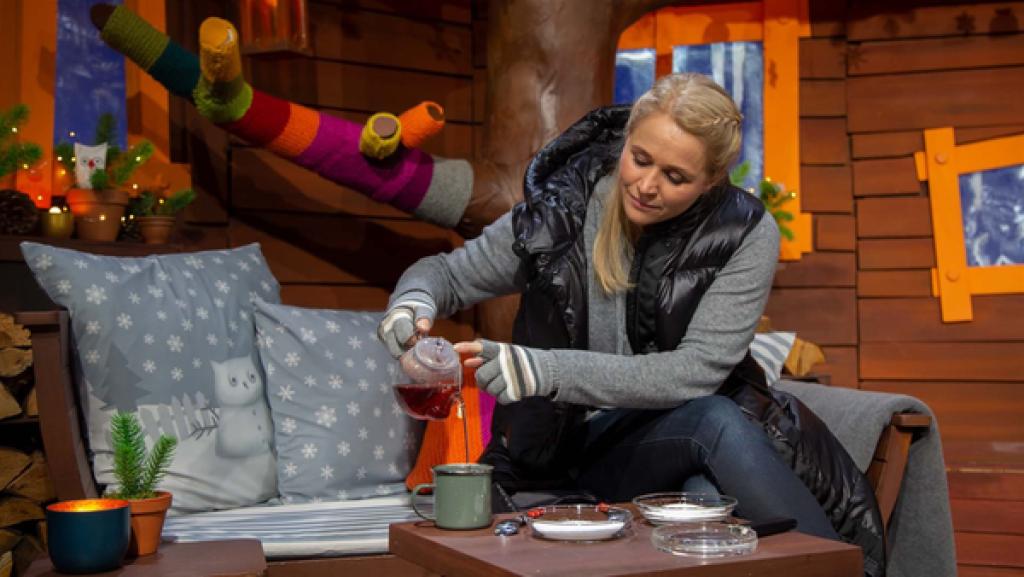 Singa hat aus Versehen Salz anstatt Zucker in ihren Tee getan. Deshalb schaut sie sich nun Salz und Zucker mal ganz genau an.