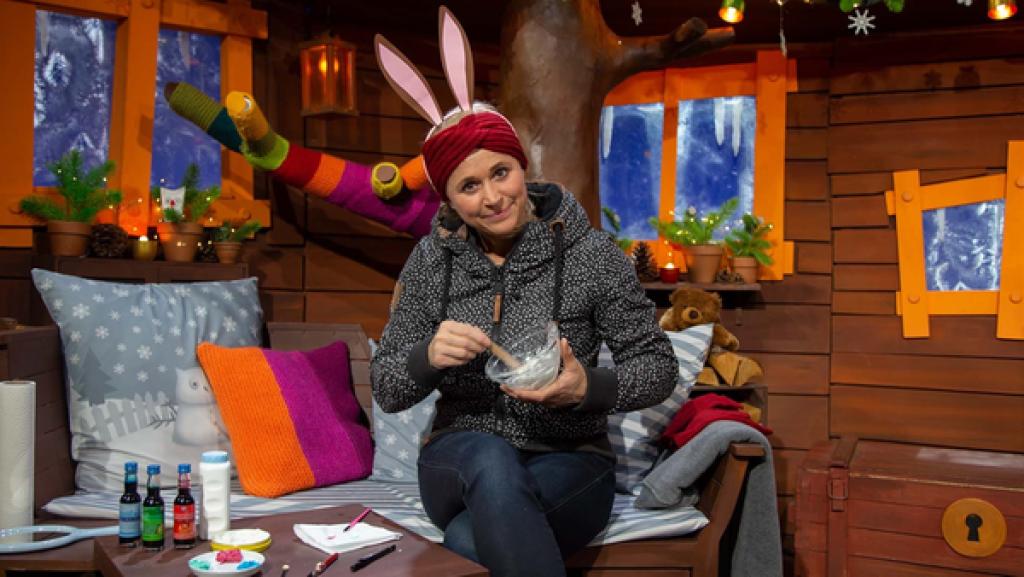 Singa ist in Faschingslaune und stellt sich selbst Schminke her.