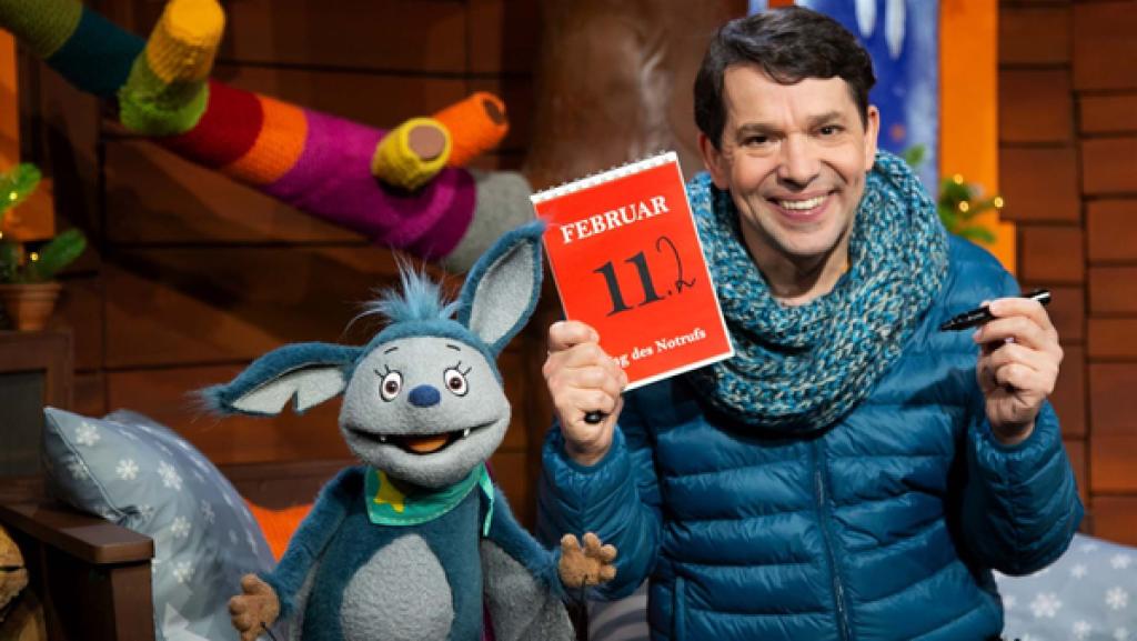 Juri hat im Radio gehört, dass es der Tag des Notrufs ist.