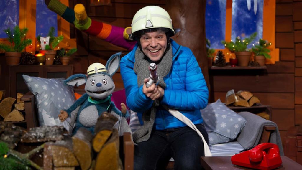 Juri und Fidi spielen Feuerwehr.