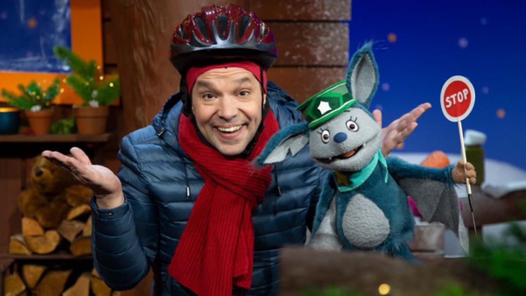 Fidi spielt Polizistin und stellt sicher, dass Juri mit Helm und in angemessener Geschwindigkeit durch den Wald fährt.