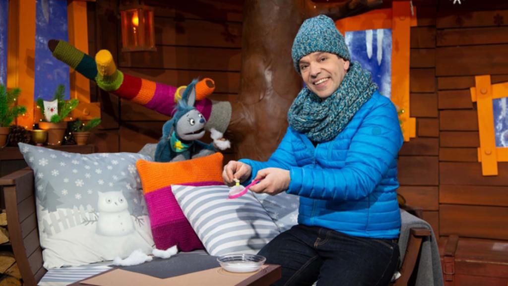 Juri hat eine alte Zahnbürste von sich aufgehoben und gestaltet damit einen tollen Sternenhimmel. Fidi ist entzückt!