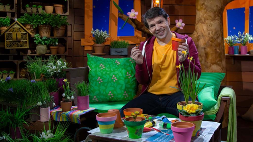 Weil ihm die normalen Tontöpfe zu öde sind, hat sich Juri Fingerfarbe geschnappt und seinen Blumentopf kurzerhand etwas aufgepeppt.