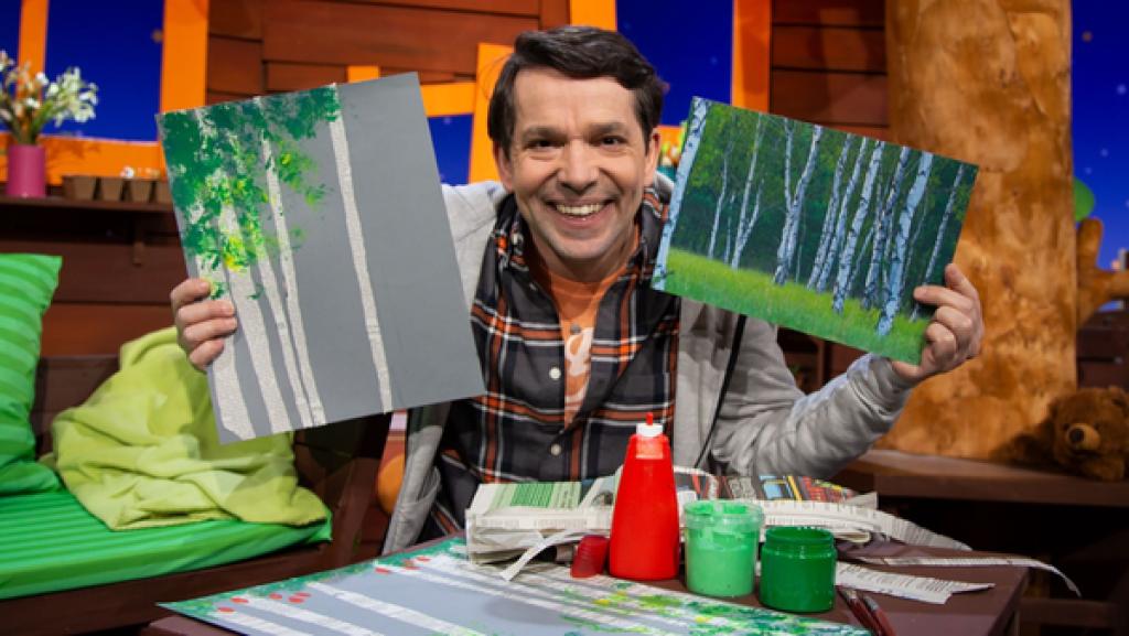 Juri hat einen Baum mit einer ganz besonderen, weißen Rinde gesehen: eine Birke. Das hat ihn auf eine Bastel-Idee gebracht.