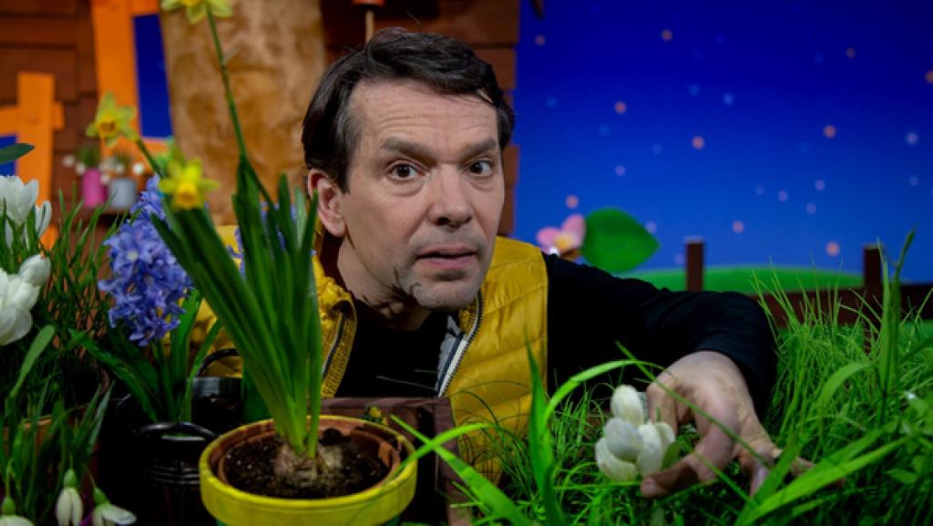 Juri beobachtet eine Biene, die auf einer Blume im Baumhaus sitzt, und erklärt wieso Bienen so wichtig sind.