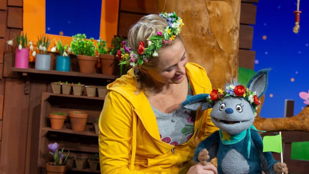 Singa und Fidi tragen Blumenkränze und feiern den Frühlingsbeginn.