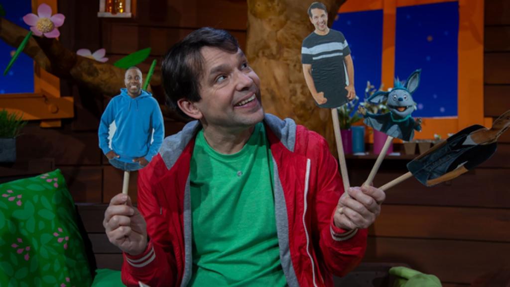 Am Welttag des Theaters bekommt Juri Lust, selbst Theater zu spielen. Und schnell bastelt er aus drei Kochlöffeln drei Theaterdarsteller, nämlich Singa, Matondo und sich selbst.