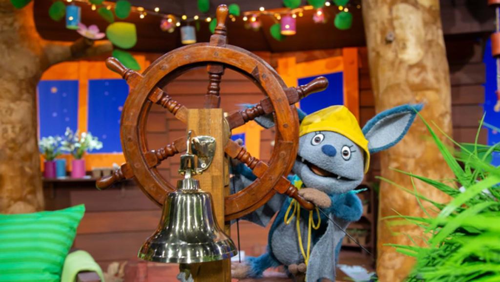 Fidi und Singa tragen beide Südwester-Hüte und spielen Fischerinnen auf hoher See.