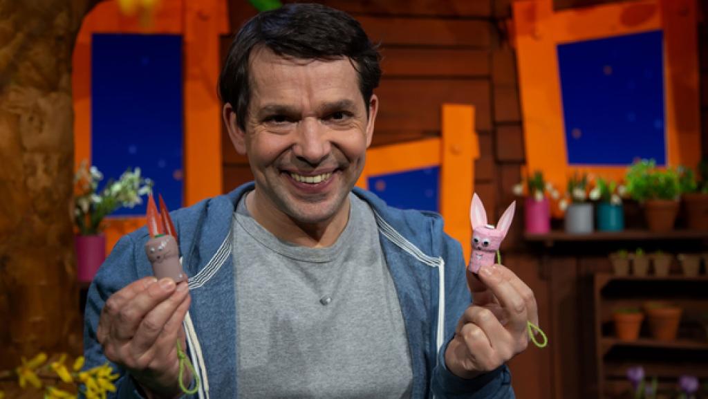 Juri hat eine Kiste voller Korken gefunden und dabei ist ihm eine tolle Idee für eine Hasenbastelei gekommen.